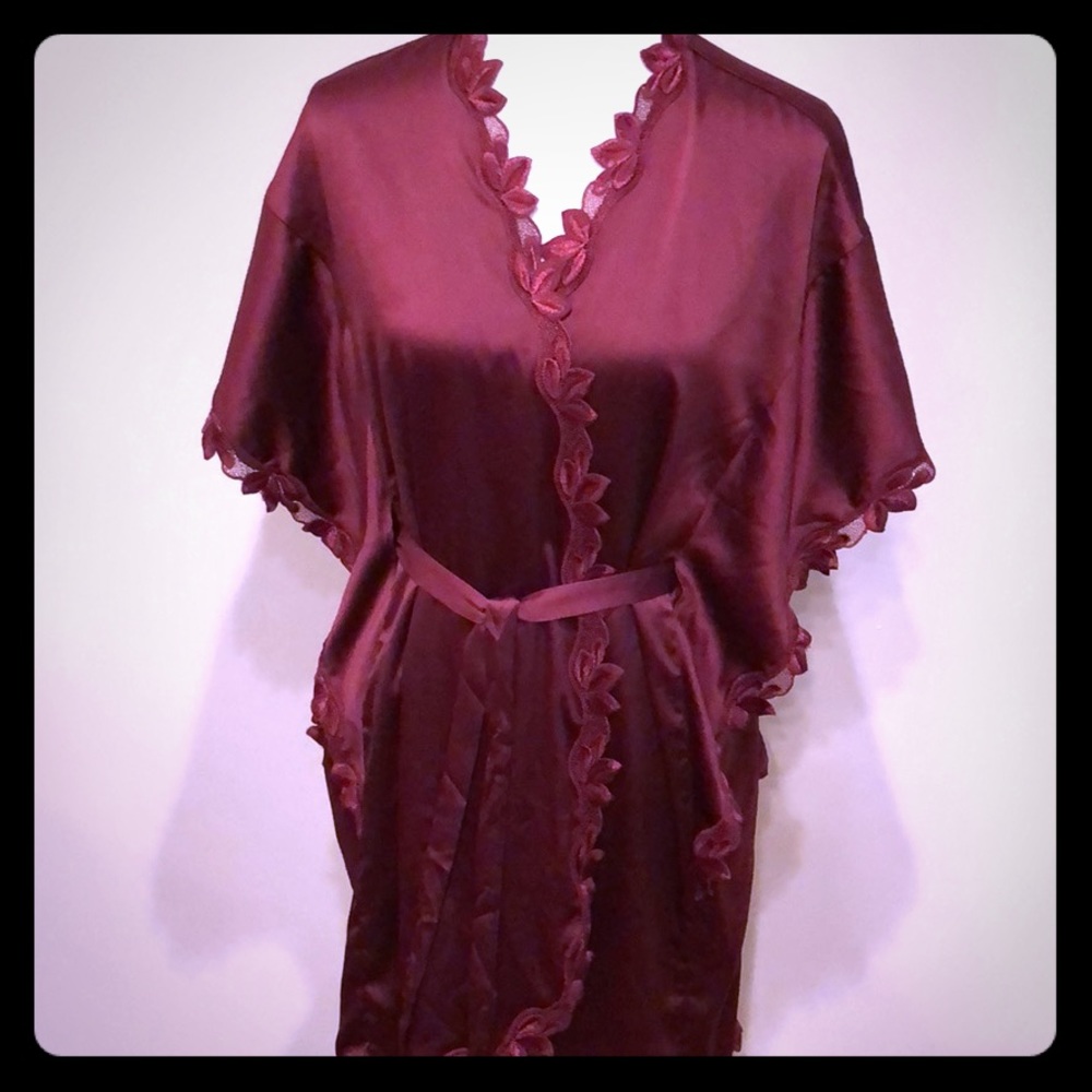 Maroon Robe w/Floral Lace Trim Size S/M